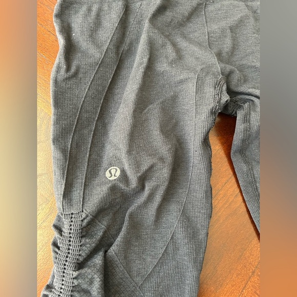 LULULEMONN Black WOMEN Leggings SIZE 6 has a slight detail - Picture 3 of 6